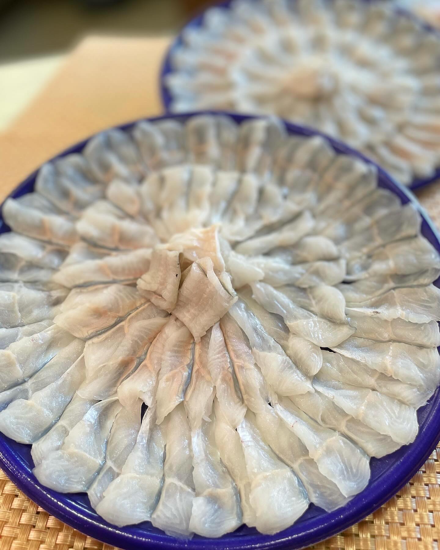 同じ魚を時間や切り方を変えて食べ比べている様子の写真。鮮度と熟成による違いを連想できるもの