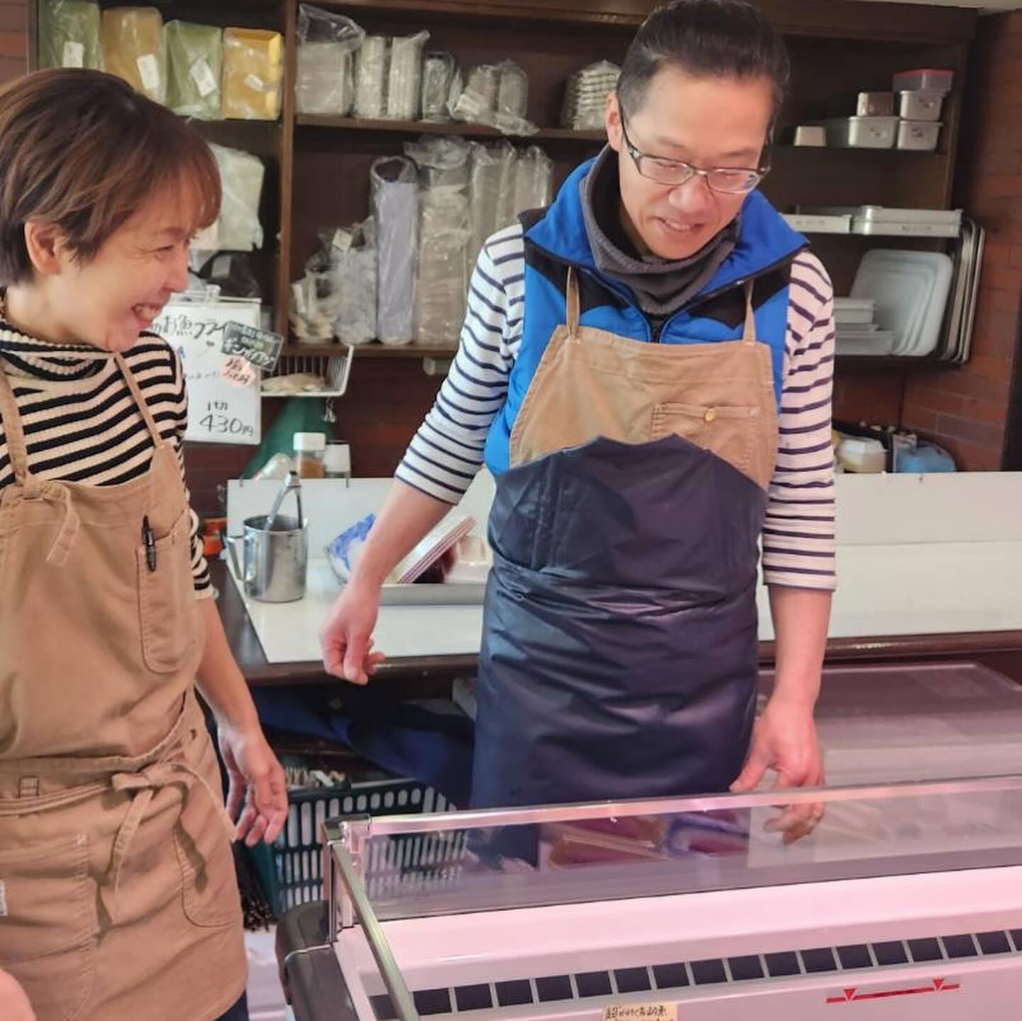 漁師から魚を直接受け取っている写真。市場を介さない直接仕入れの様子が伝わる構図